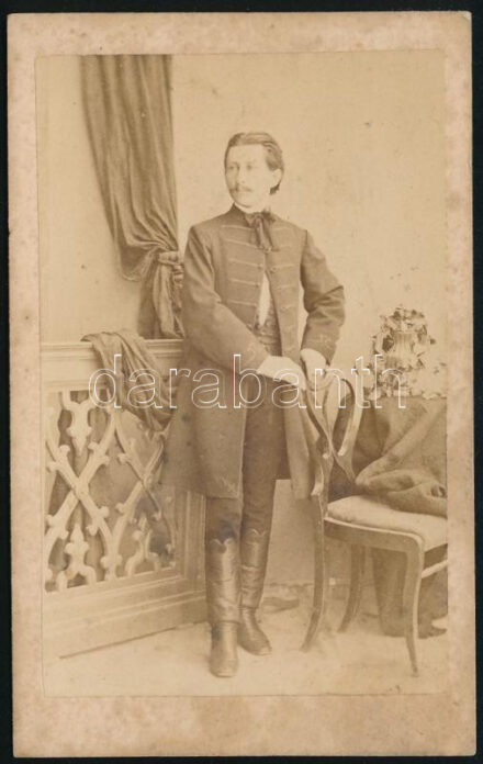 cca 1860-1865 Előkelő úr egészalakos portréja, vizitkártya Enczmann László fényképész műterméből, a hátoldalon bélyegzővel, foltos, 11x7 cm. Ritka! (Enczmann László (1846-1897) csak fiatal korában, rövid ideig foglalkozott fényképezéssel; 1872-es házassági anyakönyvi bejegyzésében, illetve a halotti nyilvántartásban is erdész (erdőőr) szerepel foglalkozásaként. Fotográfusként több neves személyről is készített fényképet; például a négyéves Rippl-Rónai Józsefről és édesanyjáról 1865-ben, amelyet a kaposvári Rippl-Rónai Múzeum gyűjteményében