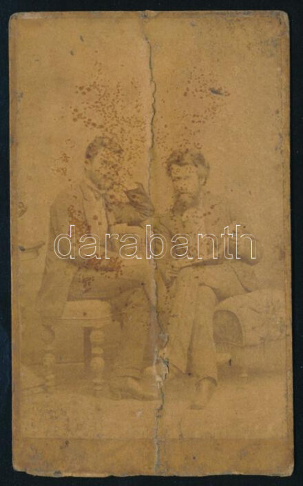 cca 1865 Két férfi műteremben, keményhátú fotó Veress Ferenc (1832-1916) kolozsvári műterméből, hátoldalon a műterem képével, 10,5×6,5 cm