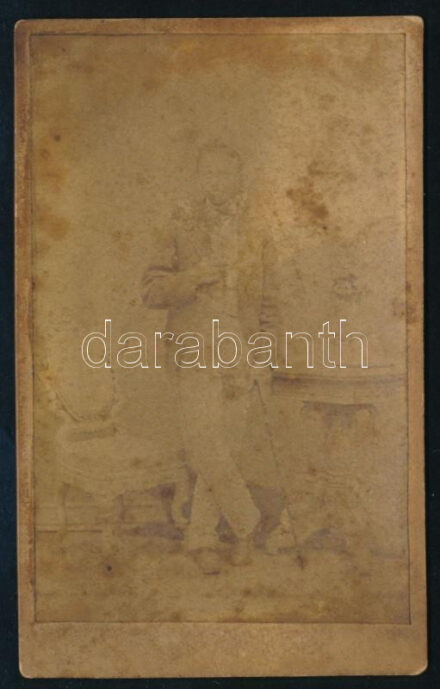 cca 1860 Férfi portréja, keményhátú fotó Fischer József bajai műterméből, megviselt állapotban, 10,5×6,5 cm