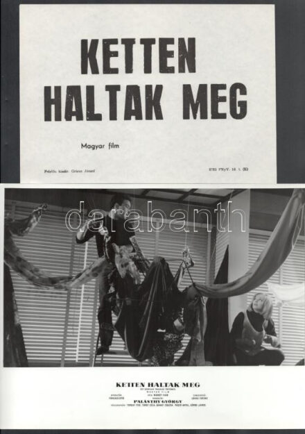 cca 1989 előtt készült, "Ketten haltak meg" című magyar film jelenetei és szereplői, 33 db vintage produkciós filmfotó (vitrinfotó, lobbyfotó) ezüst zselatinos fotópapíron, a használatból eredő (esetleges) kisebb hibákkal, + hozzáadva egy szöveges kisplakát, 24x30