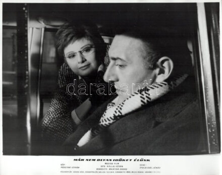 cca 1989 előtt készült, "Már nem olyan időket élünk" című magyar film jelenetei és szereplői, 37 db vintage produkciós filmfotó (vitrinfotó, lobbyfotó) ezüst zselatinos fotópapíron, a használatból eredő (esetleges) kisebb hibákkal, 24x30 cm