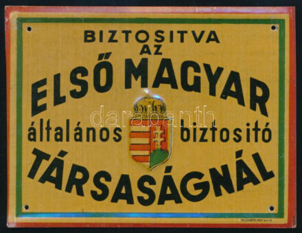 cca 1930 Biztosítva az Első Magyar Általános Biztosító társaságnál, dombornyomott címeres festett alumínium tábla, jó állapotban, 12,5×16,5 cm
