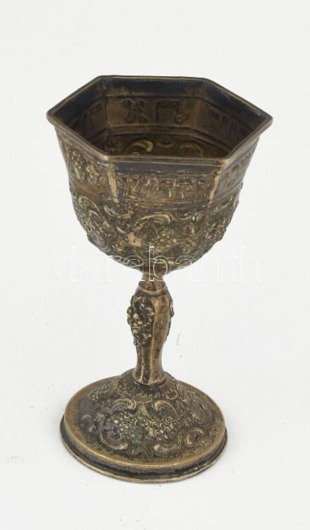 Ezüst (Ag) kiddus pohár. cca 19. sz. második fele, jelzett, mesterjegyes, gazdag díszítéssel, m: 11,5 cm, 90,7g