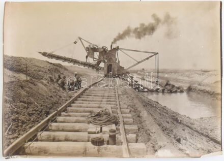 cca 1920-1930 Sió csatorna építése/bővítése, fotó, a hátoldalán feliratozva, kis gyűrődésnyommal, az alján kis sérülésekkel, 12x17 cm
