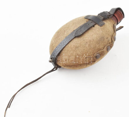 I. világháborús német katonai kulacs, fém, posztó borítással, bőr szíjjal, 22x14 cm / World War I German military flask