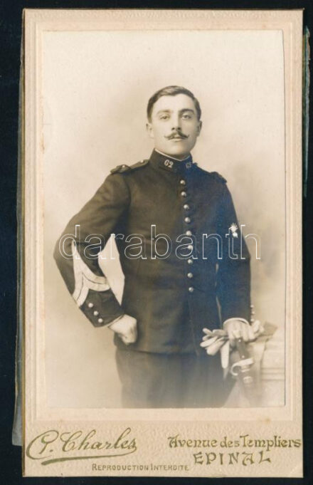 cca 1900 A francia 62. gyalogezred (62e régiment d'infanterie) katonájának portréja, vizitkártya P. Charles (Épinal, Vosges) műterméből, 10,5x6 cm // cca 1900 Portrait of a soldier of the French 62nd Infantry Regiment (62e régiment d'infanterie), cdv photo from the studio of P. Charles in Épinal (Vosges), 10.5x6