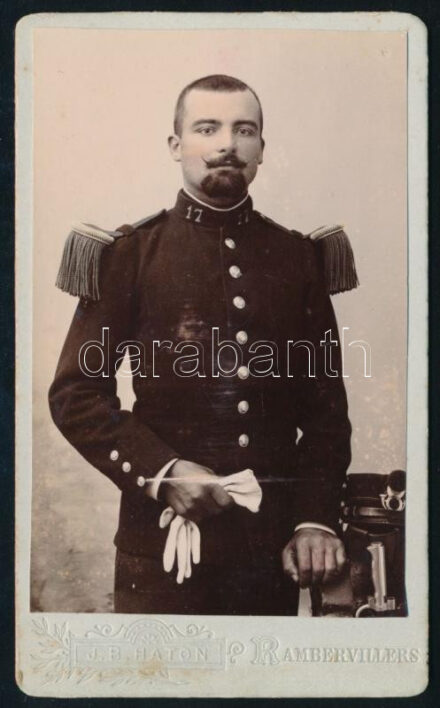 cca 1900-1910 A francia 17. gyalogezred (17e régiment d'infanterie) katonájának portréja, vizitkártya J. B. Haton (Rambervillers, Vosges) műterméből, 10,5x6 cm // cca 1900-1910 Portrait of a soldier of the French 17th Infantry Regiment (17e régiment d'infanterie), cdv photo from the studio of J. B. Haton in Rambervillers (Vosges), 10.5x6