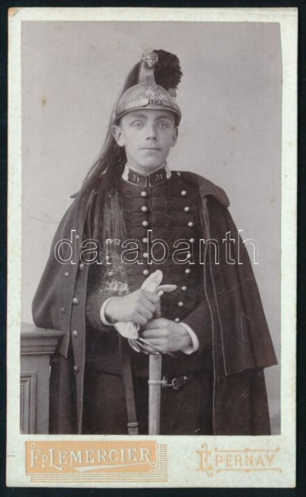 cca 1910 A francia 31. dragonyosezred (31e régiment de dragons) katonájának portréja, vizitkártya Ferdinand Lemercier (Épernay, Marne) műterméből, kis kopással, 10,5x6,5 cm // cca 1910 Portrait of a soldier of the French 31st Dragoon Regiment (31e régiment de dragons), cdv photo from the studio of Ferdinand Lemercier in Épernay (Marne), with slight wear, 10.5x6.5