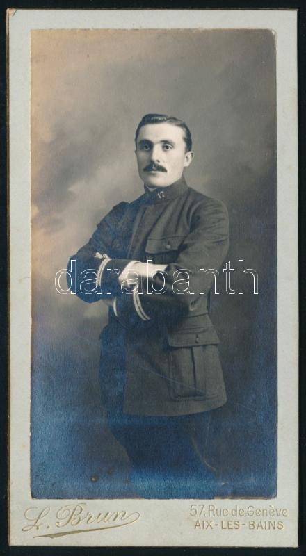1915 A francia 17. gyalogezred (17e régiment d'infanterie) katonájának portréja, vizitkártya Lucien Brun (Aix-les-Bains, Savoie) műterméből, a verzón autográf sorokkal, 12x6,5 cm // 1915 Portrait of a soldier of the French 17th Infantry Regiment (17e régiment d'infanterie), cdv photo from the studio of Lucien Brun in Aix-les-Bains (Savoie), with autograph notes on the reverse, 12x6.5