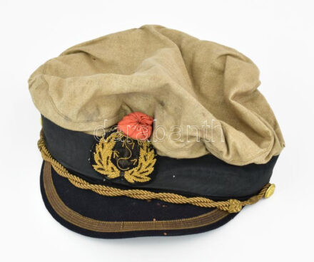 M. Kir. Honvéd Folyamőrség, folyamőr tiszti sapka, Szent Koronás hímzett sapkajelvénnyel (a koronán valószínűleg 1945 utáni, vörös szövet takarással), arany zsinórral. Jelzés nélkül, viseltes állapotban, belső méret: kb. 20x18 cm