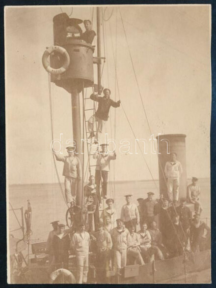 1917 Dunai Flottila S.M.S. Maros matrózai pózolnak a fedélzeten. 8x11 cm  Danube Fleet S.M.S. Maros. About two dozen crewmembers of S.M.S. Maros pose for the camera on board the monitor. One sailor is in the crow's nest, others are on the ladder, and the rest are standing on deck in front of the