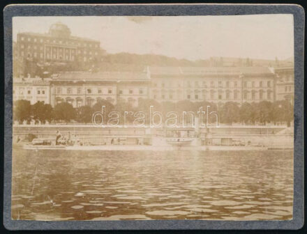 1901 Dunai Flottila S.M.S. Maros a Budai vár előtt. Keményhátú fotó  Danube Fleet S.M.S. Maros in front of the Buda Castle. 12x9 cm