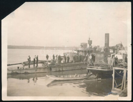 ca 1915 Dunai Flottila S.M.S. Körös azonosítatlan hajók mellett horgonyozva. A hajó fedélzetén a dokk mellett nagykabátos osztrák katonák láthatók. A bal felső sarok hiányzik, /  Danube Fleet S.M.S. Körös anchored with other ships. Photo, with missing corner 9x11