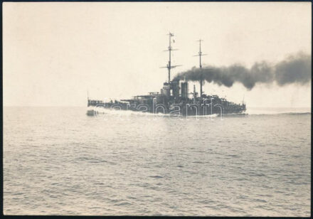 cca 1914-1918 SMS Tegetthoff, az Osztrák-Magyar Cs. és Kir. Haditengerészet (K. u. k. Kriegsmarine) Tegetthoff-osztályú dreadnought csatahajója, I. világháborús fotó, a hátoldalon feliratozva, jó állapotban, 14x10 cm. A trieszti Stabilimento Tecnico Triestino hajógyárban épült SMS Tegetthoffot az osztály második hajójaként, 1912-ben bocsátották vízre, egy évvel az SMS Viribus Unitis után; őt követte további két testvérhajója, az SMS Prinz Eugen és az SMS Szent István. A Tegetthoff-osztály hadihajói voltak az Osztrák-Magyar Haditengerészet első és egyetlen dreadnought csatahajói. Az SMS Tegetthoff 1913-as szolgálatba állítását követően 1915-ig a pólai hadikikötőnél állomásozott; harci cselekményben először Ancona kikötőjének bombázásakor vett részt, miután Olaszország hadat üzent az Osztrák-Magyar Monarchiának 1915. májusában. Ezt követően ismét távol maradt a háború eseményeitől, mivel az otrantói tengerzár meggátolta, hogy az Osztrák-Magyar Haditengerészet hajói elhagyják az Adriai-tengert. A Tegetthoff-osztály többi hajójával együtt jelen volt az otrantói tengerzáron megkísérelt áttörésnél 1918. júniusában, ahol az osztrák-magyar hadihajók egy olasz torpedócsónakok által végrehajtott rajtaütés miatt visszavonulásra kényszerültek. (Az SMS Tegetthoffot is támadás érte, azonban sikerült sértetlenül elmenekülnie; testvérhajója, az SMS Szent István viszont két torpedótalálat következtében elsüllyedt). A háború hátralevő részét Pólában töltötte, majd Olaszország birtokába került, a Monarchia ennek elkerülésére tett próbálkozásai ellenére. Az olaszok a hajót Velencébe szállították, ahol háborús trófeaként közszemlére tették; az 1920-as évek elején az ,,Eroi di nostri mari" (,,Tengereink hősei") című, az SMS Szent István elsüllyesztését bemutató filmben is szerepelt. A hajó végül lebontásra került La Speziánál 1924 és 1925 között. // cca 1914-1918 SMS Tegetthoff, Tegetthoff-class dreadnought battleship of the Austro-Hungarian Navy (K. u. k. Kriegsmarine), WWI photo, with description on the reverse, in good condition, 14x10 cm. Built at the Stabilimento Tecnico Triestino shipyard in Trieste, SMS Tegetthoff was launched as the second ship of her class in 1912, one year after SMS Viribus Unitis; she was followed by two other sister ships, SMS Prinz Eugen and SMS Szent István. The Tegetthoff-class warships were the first and only dreadnought battleships of the Austro-Hungarian Navy. After her commissioning in 1913, SMS Tegetthoff was stationed out of the Austro-Hungarian naval base at Pola (Pula) until 1915; she first saw combat during the Bombardment of Ancona following Italy's declaration of war on Austria-Hungary in May 1915. Afterwards, she saw no action for a while, due to the Otranto Barrage, which prohibited ships of the Austro-Hungarian Navy from leaving the Adriatic Sea. Along with the other Tegetthoff-class ships, she was present at the attempt to break through the Otranto Barrage in June 1918, where the Austro-Hungarian warships were forced to retreat as a result of an ambush carried out by Italian torpedo boats. (SMS Tegetthoff also came under attack, but managed to escape unharmed; her sister ship, SMS Szent István, on the other hand, was sunk by two torpedo hits.) She spent the rest of the war in Pola, then was handed over to Italy, despite the efforts of the Austro-Hungarian Monarchy to prevent it. The Italians moved the ship to Venice, where it was displayed as a war trophy; in the early 1920s, she also starred in the movie ,,Eroi di nostri mari" (,,Heroes of our Seas"), which depicted the sinking of SMS Szent István. The ship was finally scrapped at La Spezia between 1924 and