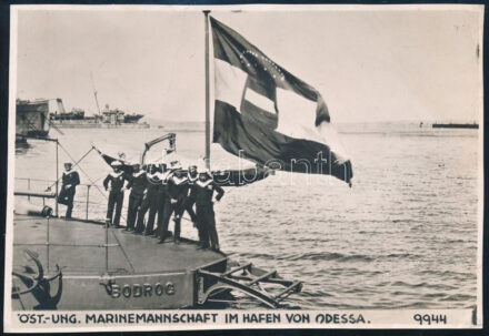 1918 Az Osztrák-Magyar Dunai Flottila S.M.S. Bodrog legénysége Odesszában. 16x11 cm  A group of Austro-Hungarian sailors standing by the railings on the aft deck of S.M.S. Bodrog in the summer of 1918.