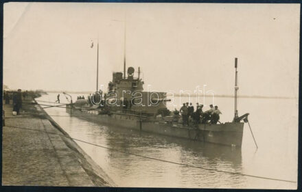 ca 1915 Dunai Flottila S.M.S. Bosna hajó és legénysége kikötve. 18x11 cm   S.M.S. Bosna, viewed from the bow, is moored to a dock or embankment at an unknown location Sailors are busy forward, apparently working with the anchor. A man is coming on board using a gangway aft. 18x11