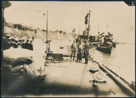 ca 1917 Dunai Flottilla. Friedrich főherceg, Wulff korvettkapitány, egy Habsburg-tiszt és egy német egy azonosítatlan monitor fedélzetén álló díszőrséget vizitálnak, szinte biztosan Odesszában. Ugyanez a jelenet játszódik le más, mögötte kikötött osztrák-magyar folyami hajókon is. 16x12 cm  cc 1917 Archduke Friedrich, Korvettenkapitän Wulff, a Habsburg officer and a German inspect a guard of honor on board an unidentified monitor, almost certainly in Odessa. The same scene appears to be taking place on other Austro-Hungarian river boats docked