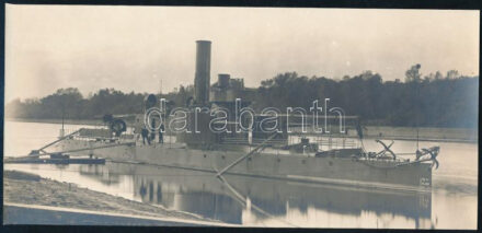 cca 1900 Dunai Flottila S.M.S. Temes az Újpesti öbölnél a Margit szigettel a háttérben. Éles nagy méretű fotó 21,5x10 cm  Danube Fleet S.M.S. Temes Very sharp and detailed view of S.M.S. Temes at the Újpest quay across the Danube from Margaret Island. The twin forward turrets and the quick-firing gun aft are clearly visible. Two sailors stand by the