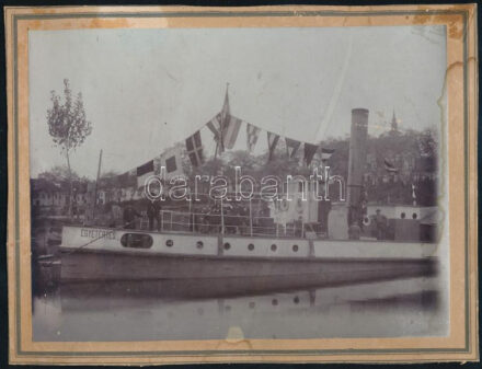 1913 A később a királyi Dunai Flottilla S.M.D. Egyetértés nevű gőz vontatóhajója, fellobogózva egy ünnepségre. Nagy méretű keményhátú fotó, reprodukálva a hajóregiszter oldalon. 26x20 cm  1913 A beflagged S.M.D. Egyetértés  celebrates a special occasion in May 1913. This is the same photograph that is reproduced by Hajoregiszter. 26x20