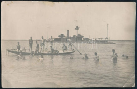 ca 1915 Dunai Flottila S.M.S. Körös Érdekes fénykép: Az S.M.S. Körös matrózai megmártóznak egy forró nyári napon. A monitor zászlója (és szennyesei) lobognak a szélben. A folyó a Duna vagy a Dnyeszter vagy a Bug 1918-ban. 22,5 cm x 14,5 cm) /   Danube Fleet S.M.S. Körös Unusual and quaint photograph: Sailors from S.M.S. Körös go in for a dip on a hot summer day. The monitor, her flag (and laundry) fluttering in the wind, is anchored a short distance away. There is no date and no way of knowing whether the river was the Danube or, just possibly, the Dniester or the Bug in 1918. 22,5 cm x 14,5