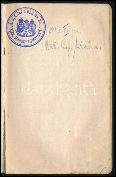 1915-1917 A cs. kir. (máramarosi) 85. gyalogezred (K. u. k. Inft. Reg. No. 85.) katonájának notesze, kézzel írt, magyar és német nyelvű bejegyzésekkel, közte neki írt jókívánságok, karánsebesi tartalékos tiszti iskola (K. u. k. Reserveoffizierschule in Karánsebes) hallgatóinak aláírásai, a tulajdonos különféle feljegyzései, listaszerű felsorolások (pl. "Komoly dátumok", "Derült dátumok"), stb. Kissé viseltes borítóval, helyenként kisebb lapszéli