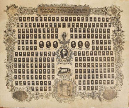 1930 A m. kir. kaposvári IV. csendőr osztályparancsnokság tisztikara és legénysége 1930. évben. Nagyméretű tablófotó (Foto Szatmáry - Soós), rajta Bertalanffy Dezső osztályparancsnokkal, irredenta grafikával. Kartonra kasírozva, sérült, hátoldalán foltos, 36x43 cm, karton: 47,5x46