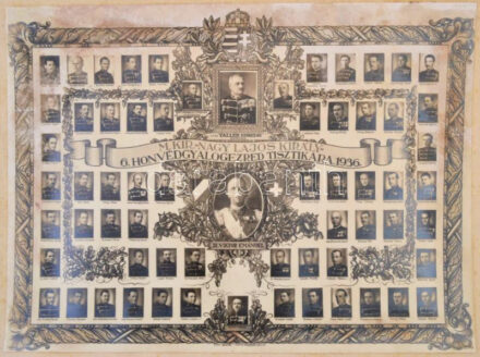 1936 A M. Kir. ,,Nagy Lajos Király" 6. Honvéd Gyalogezred tisztikara. Nagyméretű tablófotó (terv: Soós - fotó: Fehér), rajta többek közt II. Viktor Emánuel olasz király és vitéz Tallér Gusztáv ezredes. Kartonra kasírozva, kissé foltos, a hátoldalon "Fehér Fotó Kaposvár" bélyegzővel, 21,5x29 cm, karton: 30x40
