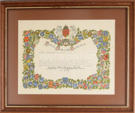 cca 1940 A Székely Hadosztály Díszokmánya. A Székely Hadosztály Egyesült által az 1918/19-ben a hadosztály kötelékében harcolók részére adományozott emléklap, a történelmi Magyarország címereit és a Székely Hadosztály jelvényét ábrázoló, dekoratív grafikával. Kitöltetlen példány. Paszpartuban, üvegezett keretben, jó állapotban, 32x41,5 cm, keret: 48,5x58