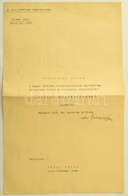 1939 Bp., vitéz Sónyi Hugó (szül. Solarcz) (1883-1958) gyalogsági tábornok, a Magyar Királyi Honvédség főparancsnoka (1936-1940) autográf aláírása Lévay Gábor m. kir. főhadnagy részére kiállított dicsérő oklevelén: ,,Főhadnagy Urnak, a magyar Felvidék visszacsatolásával kapcsolatban teljesitett kiváló és eredményes szolgálataiért dicsérő elismerésemet fejezem ki. Budapest, 1939. évi augusztus hó 21-én." Dombornyomott angyalos-koronás címerrel díszítve, középen hajtott, 42x26