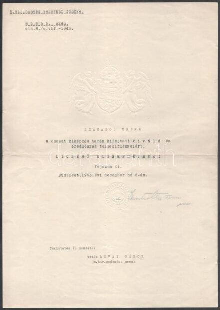 1943 Bp., a M. kir. Honvéd Vezérkar Főnöke által kiállított dicsérő oklevél vitéz Lévay Gábor m. kir. százados részére: ,,Százados Urnak a csapat kiképzés terén kifejtett kiváló és eredményes teljesítményeiért, dicsérő elismerésemet fejezem ki. Budapest, 1943. évi december hó 2-án." Vitéz Szombathelyi Ferenc (1887-1946) vezérezredes, a Honvéd Vezérkar főnöke sokszorosított aláírásával, szárazbélyegzővel, dombornyomott angyalos-koronás címerrel díszítve, középen hajtott, 38x27
