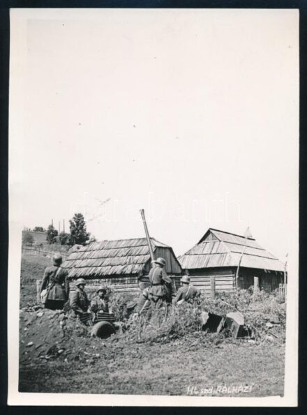 1940 Légvédelmi ágyú tűzelőállásban szovjet földön, Pálházi ht. szd. fotója, hátoldalon feliratozva, szép állapotban, 18×13 cm