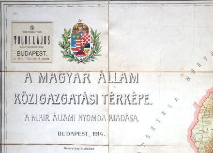 [Térkép] A Magyar Állam közigazgatási térképe. Méretarány: 1 : 400.000. (1914) Budapest, 1914. A M. Kir. Állami Nyomda kiadása. Színes térkép, kőnyomat, 8 térképszelvény, méretük egységesen 800x600 mm egy-egy 840x630 mm méretű térképlapon + egy egyszínnyomású áttekintő térkép. Dokumentumunk az utolsó békeévek Magyarországának hivatalos közigazgatási térképe, domborzati és vízrajzi színezéssel, a városhálózat, a közúti és vasúthálózat teljességre törekvő részleteivel, vármegye- és járáshatárokkal. Az 1898. évi rendelkezés értelmében Horvátország kivételével minden település magyar nyelven feliratozott. Térképünk emlékezetes pillanatfelvételt készít az 1914-ig elkészült vasúthálózatról, amely érdemben azóta sem sűrűsödött, vasúti mérnökeink a béke utolsó éveire elkészültek a helyenként jelentős műszaki bravúrokat jelentő Bakony-béli és transzkárpáti vasútvonalakkal is. Idegenforgalmi okokból térképünk adatolja az ország nevezetesebb fürdőhelyeit is. A jobb felső sarokban Budapest belterületének 1 : 50,000 mértékű, színes melléktérképe, jelmagyarázat a bal felső sarokban, törvénykezési (járásbírósági), pénzügyi (adóhatósági) és közigazgatási (járásbeosztási) táblázat a térkép alatt. A bal felső sarokban az állam tölgyfalombokkal övezett, színes nagycímere a Szent István-i koronával, mellette könyvkereskedői felülragasztás. Az egykori tulajdonos dokumentumunk térképfelületén piros színnel kijelölte az ország 1941-es határait. Térképünk hátoldalán enyhe, halvány foltosság, a 320x480 mm méretű egyszínnyomású térképen kisebb foltosság és kisebb, hajtás menti szakadások. Jó állapotú térkép, vászonra kasírozva, vaknyomásos, sérült, hiányos, enyhén foltos korabeli kartontokban. Jó