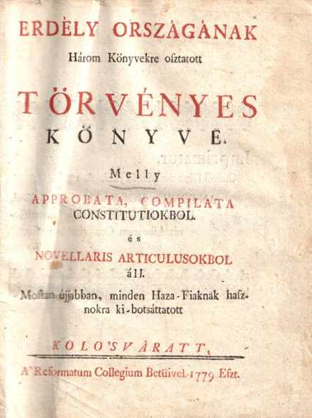 Erdély országának Három Könyvekre osztatott Törvényes könyve. Melly approbata, compilata constitutiokbol és novellaris articulusokbol áll. Mostan újjabban, minden Haza-Fiaknak hasznokra ki-botsáttatott. Kolo'sváratt, 1779. A' Reformatus Collegium Betüivel. [14] + 280 + [2] p.; [6] + 118 p.; [2] + 90 + [64] p.; [14] + 56 p. Kötetünk az erdélyi országgyűléseken hozott törvények és rendelkezések hármas könyve, amelyhez negyedikként ezúttal is csatlakozik az erdélyi szászokra vonatkozó rendelkezések gyűjteménye. Az erdélyi jogok és dolgok zsinórmértékéül szolgáló törvénygyűjtemény részletesen rendelkezik az erdélyi fejedelmek és rendek jogairól és kötelességeiről, az ország négy bevett vallásáról, a jezsuiták kitiltásáról, az öröklésről és más magánjogi kérdésekről, gazdasági és büntetőjogokról, egyes városok és nemzetek részletes jogairól, a kóborlók és káromkodók elleni fellépések módjairól. A döntően magyar nyelven megfogalmazott munka első részét (Approbata constitutiok) II. Rákóczi György kezdeményezésére először 1653-ban adták ki, ez az 1607-1653 közötti időszak országgyűlési törvényeit tartalmazza. A munka második és harmadik része az I. Apafi Mihály által 1669-ban, illetve a Mária Terézia által az 1750-es években megerősített erdélyi törvények és rendelkezések gyűjteménye (Compilata constitutiok, illetve Novellaris articulusok alcímmel). A hármas munka végén részletes, egységes tartalommutató. Az erdélyi jogrend teljességét összefoglaló gyűjteményt példányunk esetén is kiegészítették az erdélyi szász jogokat összefoglaló 'Statuta jurium municipalium Saxonum in Transylvania' című munkával. 1779. évi kolozsvári joggyűjteményünk szerkezete tehát az alábbi rend szerint tagolódik: Első könyv: Approbata constitutiok. Második könyv: Compilata constitutiok. Harmadik könyv: Novellaris articilusok. Negyedik titulus [könyv]: Statuta jurium municipalium Saxonum in Transylvania: Opera Matthiae Fronii revisa, locupleta & edita. Példányunk első előzékén régi tulajdonosi bejegyzések. A kétszínnyomású címlapon és a belív néhány oldalán halvány foltosság, a belív egy levelén apró pótlás, néhány oldalon tulajdonosi bejegyzés. A negyedik, befejező munka utolsó öt levele hiányzik. Aranyozott, enyhén sérült gerincű, enyhén kopott korabeli félbőr kötésben, vörös festésű lapszélekkel, az aranyozott címfelirat a gerincen barna címkén. Jó