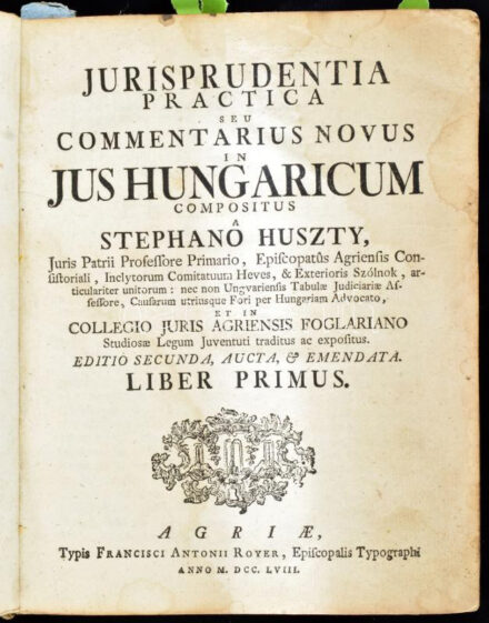 Huszty [István], Stephani : Jurisprudentia Practica seu commentarius novus Jus Hungaricum I-III. köt. [Egy kötetben.] Editio secunda, aucta, & emendata. Agri? [Eger], 1758., Francisci Antonii Royer,4+347 p.+1 t.;+476 p.;+128 p.+68 sztl. lev. Latin nyelven. Korabeli egészbőr-kötés, kopott borítóval, a borító sarkain és a gerincen sérülésekkel, foltos lapokkal.  Huszty István (1710-1772) jogász, ügyvéd, jogakadémiai tanár. Fenti fő művét, magánjogi tankönyvét az egyetem jogi karán is használták, fél évszázadon át többször kiadták. Nemcsak tankönyvként volt fontos, de az igazságszolgáltatási gyakorlatot összefoglaló kézikönyvként is széles körben használták. A vérrokonsági és sógorsági kifejezések latin és magyar kifejezései a magyar genealógiai szaknyelv fejlődése számára is fontosak. Pontosan meghatározta az egyenes és oldalág, a kognáció, a felmenők és lemenők, az íz, az ízszámítás, a rokonsági fok, a családfa, a sógorság, a felmenői, mellékági öröklés, vérfertőzés, poligámia, stb.
