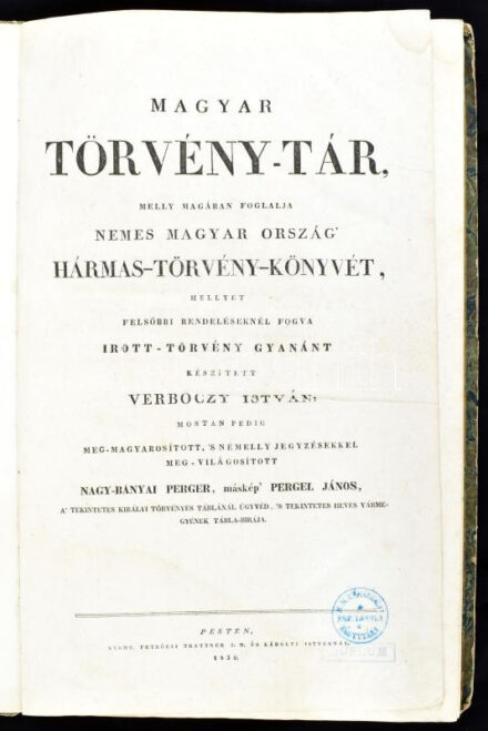 Werbőczy) Verbőczy István: Magyar törvény-tár, melly magában foglalja nemes Magyar ország? Hármas-törvény-könyvét, mellyet felsőbbi rendeléseknél fogva irott-törvény gyanánt készített ~, mostan pedig meg-magyarosított, ?'s némelly jegyzésekkel meg-világosított nagy-bányai Perger, máskép? Pergel János Pesten, 1830. Petrózai Trattner J. M. és Károlyi István ny. ˙1t (rézmetszető portré) (4)+IX+(2)+12-144+(8)+1 kihajt. mell. Korabeli, enyhén sérült papírkötésben, néhány lapon