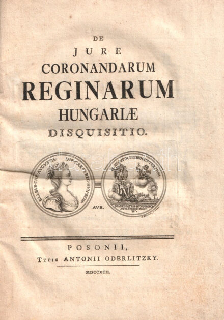 [Baerenkopf, Ignác]:  De jure coronandarum reginarum Hungariae disquisitio. [Pozsony] Posonii, 1792. Typis Antonii Oderlitzky. [8] + 80 p. + 1 t. (kihajtható táblázat). Egyetlen kiadás. A címlapon és az azt követő oldalon nagy méretű, finom rajzolatú rézmetszetű vignetták. A címlap rézmetszete allegorizált kettős portré Braunschweigi Erzsébet Krisztina (1691-1750) magyar királynéról, III. Károly magyar király és német-római császár feleségéről, a királyi pár 1714. évi pozsonyi megkoronázása alkalmából. Latin nyelvű kötetünk Bärenkopf Ignác (1741-1809) jezsuita szerzetes, pozsonyi kanonok, egyháztörténész jogtörténeti munkája a magyar királynék koronázási jogáról. Jóllehet a szokásjog szerint a mindenkori magyar királyné nem tesz koronázási esküt, és államhatalmi jogkörökkel sem bír, ennek ellenére a koronázás során a királlyal együtt a királynét is fölkenik, jól szabályozott szertartásrend szerint. A szokásjog alapján a királyné-koronázás a veszprémi püspök és az esztergomi érsek együttes feladata. Kötetünk az Árpád-kortól a XVIII. század közepéig tekinti át a királyi avatási aktus történetét. Szerzőnk az esztergomi érsek kérésére állította össze munkáját, a címlap és az azt követő oldal rézmetszetei M. Weinmann pozsonyi rézmetsző munkája. A jogtörténeti értekezés szövegét oldalszámozáson belül néhány további fametszetű könyvdísz is kíséri, a kötet végi kihajtható táblázaton a Habsburg-ház koronázási szertartásainak legfontosabb adatai. Példányunk oldalainak fűzése a gerincnél megerősítve. Aranyozott gerincű, a XIX. század második felében készült félvászon kötésben. Széles margójú, jó