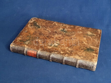Bodó [Mátyás], Mathias: Jurisprudentia criminalis secundum praxim & constitutiones Hungaricas in partes duas divisa. Cujus pars prior, jus & processum criminalem publica delicta & malefactores, modumque contra eos procedendi, in genere; pars posterior, crimina publica & privata, eorumque & modum puniendi. [Pozsony] Posonii, 1751. Ex Typographia Joannis Michaelis Landerer. [12] + 325 + [15] p. Folio. Első kiadás. Bodó Mátyás (1690-1750 körül) jogtudós, jogakadémiai tanár, táblabíró, műve hiánypótló munka volt a hazai büntetőjog történetében. A régi magyar büntetőjognak valójában nem volt modern értelemben vett rendszere, a deliktumok egyfajta csoportosítását az alkalmazandó büntetésekre Werbőczy végezte el először. A Hármaskönyvön és a bírói gyakorlaton nyugvó szokásjogra a XVIII. század első harmadától a Praxis Criminalis gyakorolt jelentős hatást. A II. Károly által kiadott törvények alapján már határozottabban szétváltak az ún. közbűncselekmények és a magándeliktumok. Korabeli, öt bordára fűzött, gerincén kopott aranyozású, vaknyomásos egészbőr kötésben, gerincén címvignettával, piros festésű lapszélekkel. Jó