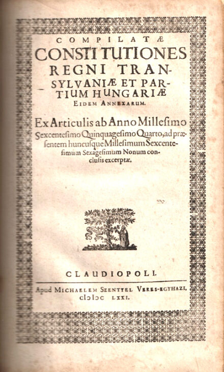 Approbatae Constitutiones Regni Transilvaniae et Partium Hungariae Eidem Annexarum. Ex Articulis ab Anno Millesimo Quingentesimo Quadragesimo, ad praesentem huncusque Millesimum Sexcentesimum Quinquagesimum tertium conclusis, compilatae... [Kolozsvár] Claudiopoli, 1677. Michael Szentyel Veresegyhazi. [6] + 250 + [26] p. Példányunk első négy levele másolattal pótolt. RMK I. 1212. Hozzákötve:  Compilatae Constitutiones Regni Transylvaniae et Partium Hungariae Eidem Annexarum. Ex Articulis ab Anno Millesimo Sexcentesimo Quinquagesimo Quarto, ad praesentem huncusque Millesimum Sexcentesimum Sexagesimum Nonum conclusis, excerptae. [Kolozsvár] Claudiopoli, 1671. Apud Michaelem Szentyel Veres-egyhazi. [6] + 100 + [10] p. Példányunk utolsó két levele másolattal pótolt. RMK I. 1113. Az ún. "Approbáták" az 1540 és1653 között tartott erdélyi országgyűlések végzéseinek válogatott, kivonatolt és tárgyuk szerint rendezett gyűjteménye, amely I. Rákóczy György kezdeményezésére II. Rákóczy György fejedelemsége idején készült el. A Compilatae constitutiones, az Approbáták kiadása után, 1654-től 1669-ig keletkezett törvények compilatio-ja. Célja az volt, hogy az elavult törvények közül a lényegesek és a kötelező érvényűek kiválasztása után egy, a gyakorlati igényeknek megfelelő törvénykönyv jöjjön létre. Elkészítésére I. Apafi Mihály fejedelem egy jogban járatos férfiakból álló bizottságot hozott létre, amely 1669-ben a Gyulafehérváron tartott országgyűlés elé terjesztette addig elkészült munkáját. Korabeli, szakszerűen restaurált pergamenkötésben, a kötetet záró bőrszalagok pótoltak. A kötés restaurálását Szalai Veronika végezte. Kötetünk - a pótolt levelektől eltekintve - nagyon jó