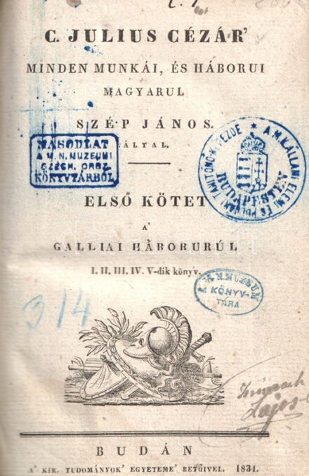Julius Caesar, C[aius]:   C. Julius Cézár' minden munkái, és háborui magyarul Szép János által. A' galliai háborurúl. Első-második kötet. [Teljes mű, egybekötve.]  Budán, 1834. A' kir. tudományok' egyeteme' betűivel. XVI + 139 (helyesen 123) + [3] p.; 112 + [2] p. Egyetlen kiadás.  Julius Caesar hadtörténeti beszámolója a klasszikus latin emlékirat-irodalom meghatározó jelentőségű munkája. Kötetünk a kilenc évig tartó háborúságról írt emlékirat első teljes magyar fordítása, Szép János szombathelyi, kassai és jászberényi gimnáziumi tanár munkája. A címlapokon fametszetű könyvdísz, az első címlapon régi tulajdonosi bejegyzés és gyűjteményi bélyegzések. Könyvtári duplum.  Horváth J. - Gazda: 15. o.  Poss.: Magyar Nemzeti Múzeum Országos Széchényi Könyvtára; Magyar Királyi Elemi és Polgári Tanítónő-Képezde Könyvtára.  Aranyozott gerincű, álbordás, XIX. század végi félbőr kötésben. Kissé körülvágott, de összességében jó