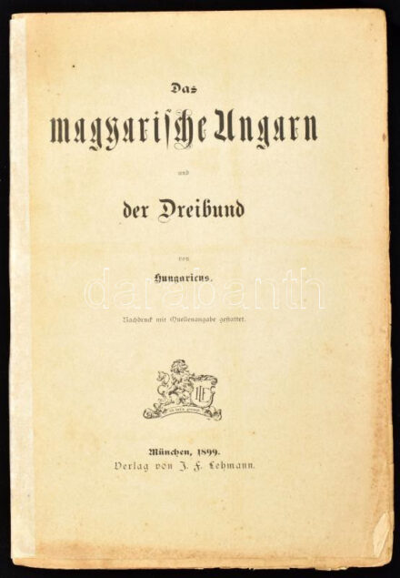 [Eugen Brote]: Das magyarische Ungarn und der Dreibund on Hungaricus. München, 1899, Verlag von J. F. Lehmann, 64 p. Német nyelven. Kiadói papírkötés, felvágatlan lapokkal, javított gerinccel, részben hiányos hátsó borítóval. Ritka!  Eugen Brote (1850-1913) román publicista, lapalapító, nacionalista politikus, a Román Nemzeti Párt alelnöke, az ortodox érsekség konzisztóriumának tagja, az első romániai népbank megalapítója, az erdélyi román nacionalisták egyik vezéralakja, a Memorandum-per egyik szereplője.   Memorandum pere: A magyarországi Román Nemzeti Párt központi bizottsága 1892 elején Nagyszebenben Memorandumot dolgozott ki a hazai románok nemzeti sérelmeiről. A Károly román király által is támogatott emlékirat 'felsorolja' a magyar 'faji uralom és a mesterségesen nagyra növelt nemzeti hegemónia megnyilvánulásait'. Elutasítja az 1868. évi nemzetiségi törvényt, amely a politikai nemzet fogalmának kodifikálásával semmibe vette a nem magyar nemzetek létét, bírálja az erdélyi sajtóviszonyokat, a választójogi gyakorlatot, az iskolai és egyesületi magyarosítást stb. A Memorandumot 237 főnyi román küldöttség vitte Bécsbe, hogy "az osztrák császárnál bevádolja a magyar királyt". Sikertelenül. Azt felbontatlanul küldték a magyar miniszterelnökségre, onnan pedig vissza a delegáció vezetőjéhez. Miután a Memorandumot kinyomtatták és terjesztették, az államügyész izgatás vádjával pert indított. Az 1895. május 17-25. között Kolozsvárott lezajlott perben Vasile Lucaciut, a Memorandum-akció egyik szervezőjét, a kiszabható maximális ötévi fogházbüntetésre, további tizennégy főt sajtó útján elkövetett izgatásért két hónaptól két és fél évig terjedő államfogházra ítéltek, négy vádlottat pedig felmentettek. A következő évben azután mindnyájan amnesztiában részesültek. Ezekbe a valójában a régi polémiákba Bukarest már korábban bekapcsolódott. Az 1891-ben ott megalakult politizáló, a kulturális egységet támogató szövetség, a Liga Culturală nemzetközi propagandaakcióba fogott a magyarországi románok ügyének megismertetésére. A bukaresti "egyetemistáknak" a Liga által megjelentetett emlékiratára - amelyben az iskolai magyarosítás gyakorlatát bírálták - a magyar kormány ajánlására - a magyar "egyetemisták" válaszoltak. Az Aurel C. Popovici orvostanhallgató által az erdélyi román fiatalok nevében készített viszontválasz, a Replica, váratlanul nagy nemzetközi visszhangot keltett. Popovicit 1893-ban államfogházra, illetve pénzbüntetésre ítélték; ő azonban a büntetés elől Romániába távozott. Később Bécsben telepedett le, s ott írta meg híres munkáját a "nagy-ausztriai egyesült