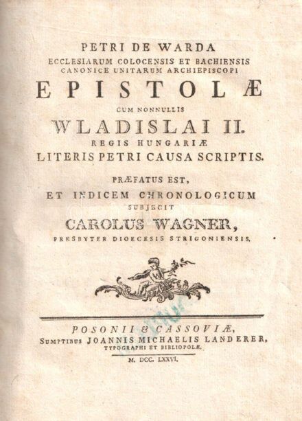 [Váradi Péter kalocsai érsek] Petrus de Warda: Epistolae cum nonnullis Wladislai II. Regis Hungariae literis causa scriptis. Praefatus est, et indicem chronologicum subjecit Carolus Wagner. [Pozsony-Kassa] Posonii-Cassoviae, 1776. Sumptimus Joannis Michaelis Landerer. [16] + 280 + [8] p. Első kiadás. A kalocsai érsek leveleinek első nyomtatott kiadása. Váradi Péter (1450 körül-1501) kalocsai érsek, humanista főúr és levelező. Hunyadi Mátyás híveként gyorsan emelkedett az egyházi ranglétrán, ám 1484-ben szembekerült uralkodójával. Visegrádi börtönéből Corvin János bocsátotta szabadon, a tisztségeibe visszahelyezett főpap II. Ulászló uralkodása alatt kiterjedt levelezést folytatott a királlyal, egyes bíborosokkal és főpapokkal, hazai és külföldi főurakkal. 127 latin nyelvű levélből álló gyűjteményünk az 1491-1498 közötti időszakban keletkezett, és emlékezetes pillanatfelvételt nyújtanak nem csupán egy humanista főúr érvelésmódjáról, hanem bevezetnek a Mohács előtti kalocsai érsekség mindennapjaiba. A humanista munka eredetije nem maradt fenn, másolata Székely Sámuel XVIII. századi gyűjtő kollekciójából került a szöveggondozó és szerkesztő Wagner Károly (1732-1790) jezsuita történész, szerkesztő birtokába. A címlapon és a belív néhány oldalán fametszetű könyvdísz. Könyvtári duplum. Díszesen aranyozott, hat bordára fűzött korabeli bőrkötésben, vörös festésű lapszélekkel. A gerincen alul apró hiány, az egyszeres léniákkal keretezett kötéstáblákon apró kopások. Dekoratív, szép
