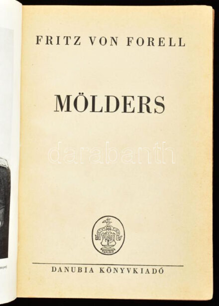 Forell, Fritz von: Mölders. Ford.: Szentgyörgyi Ede. [Bp.,1941.], Danubia ,(Athenaeum-ny.), 1 (címkép) t.+ 213 + [3] p. + 12 t. Első magyar kiadás. Életrajz a második világháború legnevesebb német vadászpilótájáról, Werner Möldersről (1913-1941). A spanyol polgárháborúban, a francia fronton, az angliai csatában és a szovjet fronton számos bevetést megélő repülőtiszt összesen 115 légi győzelmet aratott, túlszárnyalva ezzel az első világháború legendás vadászpilótájának, a Vörös Bárónak a teljesítményét is. A Vaskereszt kitüntetését is elnyerő Mölders légi balesetben vesztette életetét, Breslau mellett, 1941. november 22-én. A hadi életrajz a következő években további két kiadásban látott napvilágot. A mű szerepel az 1945-ben az Ideiglenes Nemzeti Kormány által betiltott fasiszta, és szovjetellenes könyvek listáján. Kiadói félvászon-kötés, kissé kopott