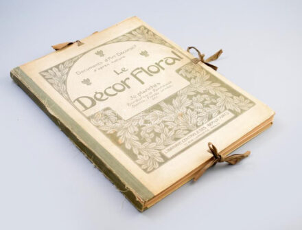cca 1910 Documents d'Art Decoratif d'apres nature Le Decor Floral. 50 planches. Bordures et Panneaux, Semis, Fonds ornés, etc. Paris, én., Libraire Centrale Des Beaux-Art, 1 (díszcímlap) +50 (képtáblák) t. Kollotípiák, jelzés nélkül. Virágmintás ornamentikával díszített, rendkívül ízléses és dekoratív szecessziós képtáblák, néhol már felfedezhető Art Deco motívumokkal is. Kiadói illusztrált félvászon-kötés, kopott, kissé foltos borítóval, kissé sérült gerinccel, egy lapon apró folt, egy másik szélén apró sérülés, de a mappa alapvetően jó állapotú és teljes. Rendkívül