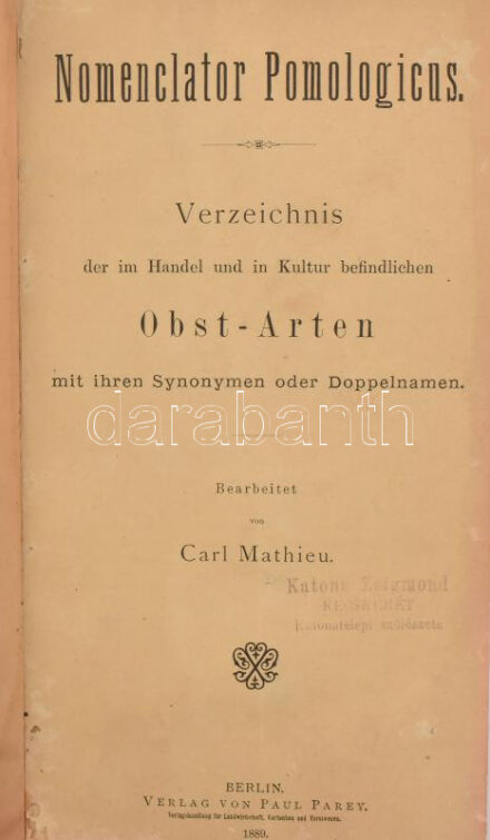 Mathieu, Carl: Nomenclator Pomologicus. Verzeichnis der im Handel und in Kultur befindlichen Obst-Arten mit ihren Synonymen oder Doppelnamen. Bearbeitet von - - . Berlin, 1889, Paul Parey, IV+(4)+538+(16) p. Első kiadás. Német nyelven. Kiadói aranyozott egészvászon-kötés, kissé viseltes, foltos borítóval, vetemedett kötéstáblákkal, a belső kötéstáblákon és a szennylapokon ázásnyomokkal, a címlapon lapszéli sérülésekkel, korabeli tulajdonosi bélyegzővel: ,,Katona Zsigmond Kecskemét Katonatelepi szőlészete" (gelei Katona Zsigmond (1828-1902) gyógyszerész, szőlész, gyümölcskertész; róla kapta nevét a kecskeméti Katonatelep). Rendkívül ritka! Magyarországi aukción még nem