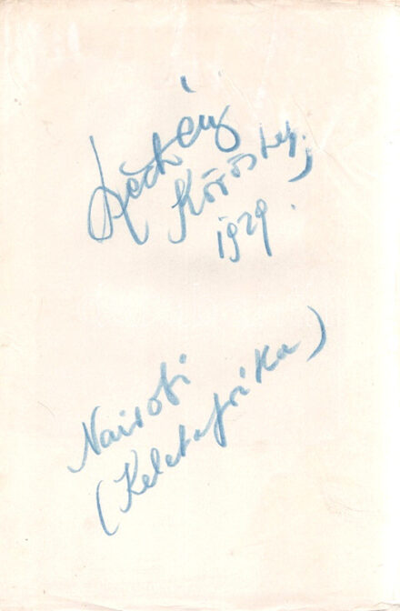 Streeter, Daniel W[illard]: Denatured Africa. Illustrated. (Széchenyi Zsigmond vadászati író Kőröshegyi kastélykönyvtárának egykori példánya, saját kezű tulajdonosi bejegyzésével.) New York, (1928). G. P. Putnam's Sons - The Knickebocker Press. 1 t. (címkép) + XII + 388 p. + 15 t. Példányunk címképének verzóján Széchenyi Zsigmond (1898-1967) vadászati írónk, a XX. századi magyar vadászat egyik legnagyobb alakjának saját kezű tulajdonosi bejegyzése: ,,Széchenyi, Kőröshegy, 1929. Nairobi (Keletafrika)". A példányunkban található nevezetes korabeli tulajdonosi bejegyzés példásan hitelesíti Széchenyi Zsigmond csaknem négy évtizeddel későbbi vallomását, mellyel utolsó művének, a ,,Denaturált Afrika" című kötetének címadását magyarázza, mely kései Széchenyi-kötet ezekkel a sorokkal indul: ,,Azzal kell kezdenem, hogy könyvem címe nem saját gyermekem! Mástól loptam suttyomban, alávaló tolvaj módon. Daniel W. Streeter ismeretlen amerikai kollégától vadoroztam, kinek Denatured Africa című, 1926-ban New York-ban megjelent útikönyvét a ,,Gripsholm" fedélzetén olvastam, ötödik Afrika-utamról hazatérőben. Streeter már akkor, kerek negyven évvel ezelőtt, hiányolta Afrika eredeti természetességét. Már akkor ,,denaturált"-nak fitymálta. Ne vegye hát rossz néven kedves Dániel szaktárs, de ennyi idő eltelte után, ugye, már nekem is szabad - máséhoz nyúlnom? Hiszen immár negyven év denaturálódása rakódott az akkorira!" Példányunk tehát az a kötet, amelyet Széchenyi Zsigmond 1929. évi szafarikalandja után még Nairobiban vásárolt, s melynek olvasását vélhetően Kőröshegyen, Somogy megyei vadászkastélyában fejezett be, s mely könyv olyan erős hatással volt rá, hogy évtizedekkel később is szükségét érezte utolsó könyvének előszavában kitérni a Streeter-kötet maradandó hatására. Széchenyi Zsigmond 1923-tól nyolc éven keresztül, 1931 őszéig lakott a kastélyban. Ebben a nyolc évben három Afrika-expedíciót vezetett. 1930-ban itt, a Kőröshegyi kastélyban született meg első, máig is legsikeresebb műve az első afrikai vadászexpedíciójának élményeiből, a ,,Csui". -- Daniel Williard Streeter (1883-1964) amerikai vadász, kalandor, író és társadalmi előkelőség. Az 1920-as években írt afrikai szafaritörténetei különösen népszerűek voltak. A ,,Denatured Africa" először 1926-ban jelent meg, példányunk a nyolcadik lenyomatból való - e nyolcadik lenyomat 1928-1929 táján tehát már Nairobiban is elérhető volt. Az előzékeken illusztrált Afrika-térkép, néhány táblán és levélen halvány foltosság. Poss.: Széchenyi Zsigmond (1898-1967). Aranyozott, enyhén sérült kiadói egészvászon kötésben, felül vörös festésű lapszélekkel. Bibliográfiai jelentőségű kötet, jó