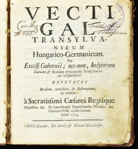 Vectigal Transylvanicum Hungarico-Germanicum. Per Excelsi Gubernii; nec-non inclytorum statuum et ordinum Principatus Transylvaniae ad id specialiter deputatos revisum, correctum et reformatum; ac tandem; á Sacratisima Caesarea Regiaquae Majestate etc. Et haereditario Transylvaniae Principe etc. Clementissime confirmatum anno 1714. Cibinii [Nagyszeben], 1714., Joh. Barth & Michael Heltzdörffer, 1 sztl. lev. +76+4 p.  Erdélyi törvényes árszabás magyar és német nyelven, latin nyelvű címlappal. A minden egyes forgalomba kerülő termék megszabott árát részletesen felsoroló jegyzék joggal tekinthető a magyarországi közgazdasági irodalom egyik korai darabjának.  Korabeli félbőr-kötésben, kopott borítóval, sérült gerinccel, az elülső táblán kézírásos címfelirattal, valamint címkével, laza, sérült fűzéssel, kijáró lapokkal, két helyen nyomdahibás számozással (15=helyett 13, 21=helyett 25), bélyegzésekkel, autográf bejegyzésekkel, a lapszéleken kivágásokkal és latin nyelvű kézzel írt mutatókkal, amikkel az árufajták könnyen fellapozhatókká