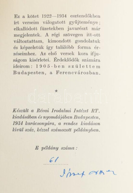 József Attila: Medvetánc. Válogatott költemények 1922-1934. SZÁMOZOTT (61./200) és a szerző, József Attila (1905-1937) költő, Baumgarten- és posztumusz Kossuth-díjas költő által ALÁÍRT példány! Bp.,1934., 108+4 p. Első kiadás. A Medvetánc József Attila egyik legjelentősebb kötete, a szerző bevezetőjét idézve: "Ez a kötet 1922-34 esztendőkben írt verseim válogatott gyűjteménye, elkallódott füzetekben javarészt már megjelentek. A régi szövegen itt-ott változtattam, kimondott gondolatuk és képzeletük így találóbb forma érzéseimhez. Az első versek kora ifjuságom kisérletei." A kötet a XX. század magyar lírájának egyik legjelentősebb darabja, rendkívül jelentős és ismert versek követik itt egymást, melyek közül jónéhány ebben a kötetben jelent meg először, így a Reménytelenül, az Óda (1933), az Elégia (1933), az Eszmélet (1934) és a kötetzáró Mama (1934) című vers. Ez az első és utolsó, még életében átütő sikert arató verseskönyve. Már a kortársak érzékelték, hogy e kötetével József Attila a magyar költészet élvonalába emelkedett. Kiadói papírkötés, a borító, a címlap foltos, valamint néhány lap a gerinc legalján kissé foltos, de belül alapvetően jó állapotban. Az első 4 lapot leszámítva FELVÁGATLAN