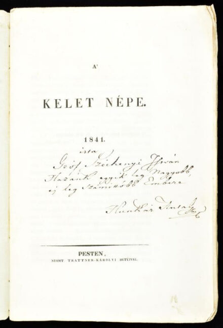 Széchenyi István: A kelet népe. Pozsony, 1841, Wigand Károly. 2. kiadás. 326 p. Sérült gerincű kiadói papírkötésben. Néhány lapon enyhe foxing.             Hunkár Antal, (1783-1862) országgyűlési képviselő; kormánybiztos; táblabíró; főispán; képviselő autográf bejegyzésével "gróf Széchenyi István hazánk egyik leg nagyobb és leg számítóbb embere Hunkár Antal"        Széchenyi talán legnagyobb vihart kiváltó munkája. Kossuth még ugyanebben az évben válaszolt Felelet című munkájában. A kor olyan neves politikusai közül is számosan megszólaltak Kossuth mellett, mint Wesselényi, Deák és Eötvös József, sőt még a Széchenyi feltétlen hívének számító Fáy András is bírálta emiatt mentorát. Kettejük vitája egészen 1848-ig
