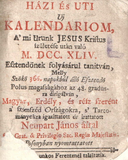 Házi és uti uj kalendariom, a' mi urunk Jesus Kristus születése után való M. DCC. XLIV. esztendönek folyásárul tanitván, melly szökö 366. napokbúl álló esztendő polus magasságához az 48. gradusra dirigálván, Magyar, Erdély, és rész szerént a' szomszéd országokra, s' tartományokra igazittatott és irattatott Neupart János által. Posonyban nyomtattatott, [1743]. Spaiser Domunkos Ferentznél találtatik. [112] p. A Spaiser által szabadalmaztatott kalendárium első évfolyama. A naptárrész után asztrológiai előrejelzést tartalmaz, majd számos népi gyógyászati praktikát ír le. Ezt a vásárok leírása követi, majd rövid áttekintést ad Magyarország történelméből kronológiai sorrendben, melyet rövid földrajzi összefoglalás követ. A kalendáriumot a postahivatalok jegyzéke zárja. Példányunk számos levelén kisebb javítások és pótlások, az utolsó (restaurált) levélnek csak kisebb darabjai vannak meg. XX. század második felében készült igényes félbőr kötésben, kézzel festett papír borítással. Rendkívül ritka