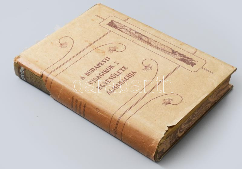 A Budapesti Ujságírók Egyesülete Almanachja 1906. Szerk.: Cziklay Lajos és Szatmári Mór. Bp., 1906, Korvin-ny., 8+366+40 (hirdetések)?p. + 16 (műmellékletek. Bihari Sándor, Edvi Illés Aladár, Glatz Oszkár, Komáromi Kacz Endre, Lotz Károly, Magyar-Mannheimer Gusztáv, Pállya Celesztion, Strobentz Frigyes, Szinyei Merse Pál, Thorma János, Vaszary János, Zempléni Tivadar műveinek reprodukcióival.) t. Gazdag képanyaggal, szecessziós könyvdíszekkel illusztrált. Korabeli szecessziós reklámanyaggal, közte "Kugler Henrik Gerbaud" reklámmal, rajta a cég üzleteinek képével. Érdekes írásokkal, köztük Mikszáth Kálmán, Herczeg Ferenc, Herman Ottó, Kiss József, Bársony István, Tömörkény István, Ignotus és Thury Zoltán írásaival. Kiadói szecessziós díszesen aranyozott, festett, illusztrált dombornyomásos egészvászon kötésben, Dörner és Heimberg-kötés, szecessziós mintás lapélekkel, eredeti sérült, részben hiányos kiadói szecessziós papír védőborítóban, kopott kiadói kartontokban, a papírborító és a kartontok hibáitól eltekintve a könyv rendkívül szép, már-már hibátlan - Image 3